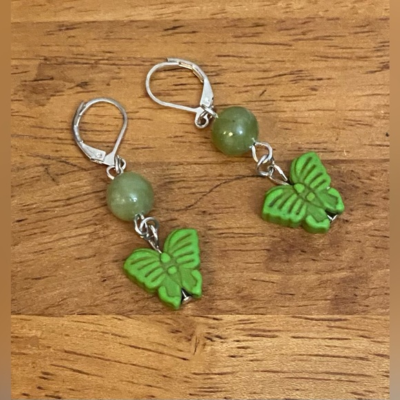 Green Jade & Howlite butterfly earrings
Silver plated ear wires
66207JD HW - Picture 3 of 3